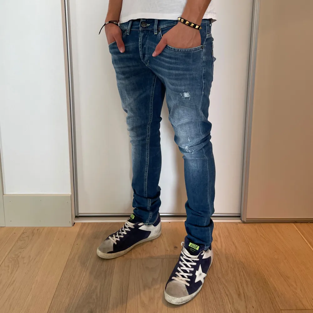 Hej! Vi säljer nu ett par splitter nya dondup George jeans | Strl: 29 Skick: Helt nya Retail: ca 3700kr | För ytterligare frågor är det bara att skriva 🕊️. Jeans & Byxor.