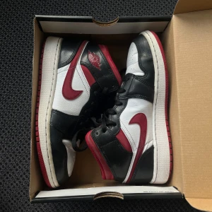Nike jordan1 - Använda ett flertal gånger och köpta för 1900 Undersidan är lite sliten men inget som tränger in vatten. Dessa är självklart äkta 