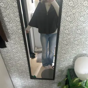 !intressekoll! Jättefin poncho kappa som är sååå lik den jätte populära ponchon från zara💞💞 jag är 178 som referens🥰