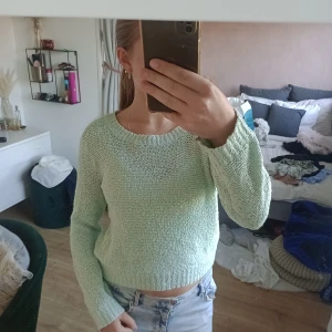 Turkos stickad långärmad  - Fin turkos färgad stickad tröja från H&M Divided.  Strl. S.  Fintskick utan slitage eller fläckar. 