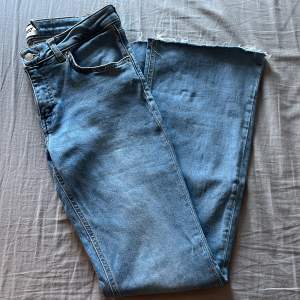 Lågmidjade Bootcut jeans i modellen ”Low boot” ifrån lager 157. Nyskick, använda 1 gång (nypris 400 kr)