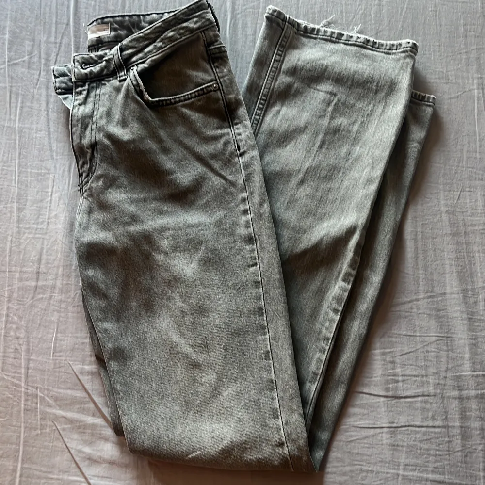 Lågmidjade bootcut jeans ifrån Gina tricot. Använda ett par gånger men inga defekter. Jeans & Byxor.