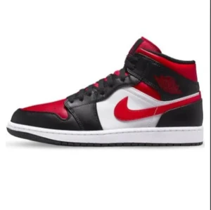 Jordan 1 mid röda - Dem ser nästan helt nya ut och knappt använda 