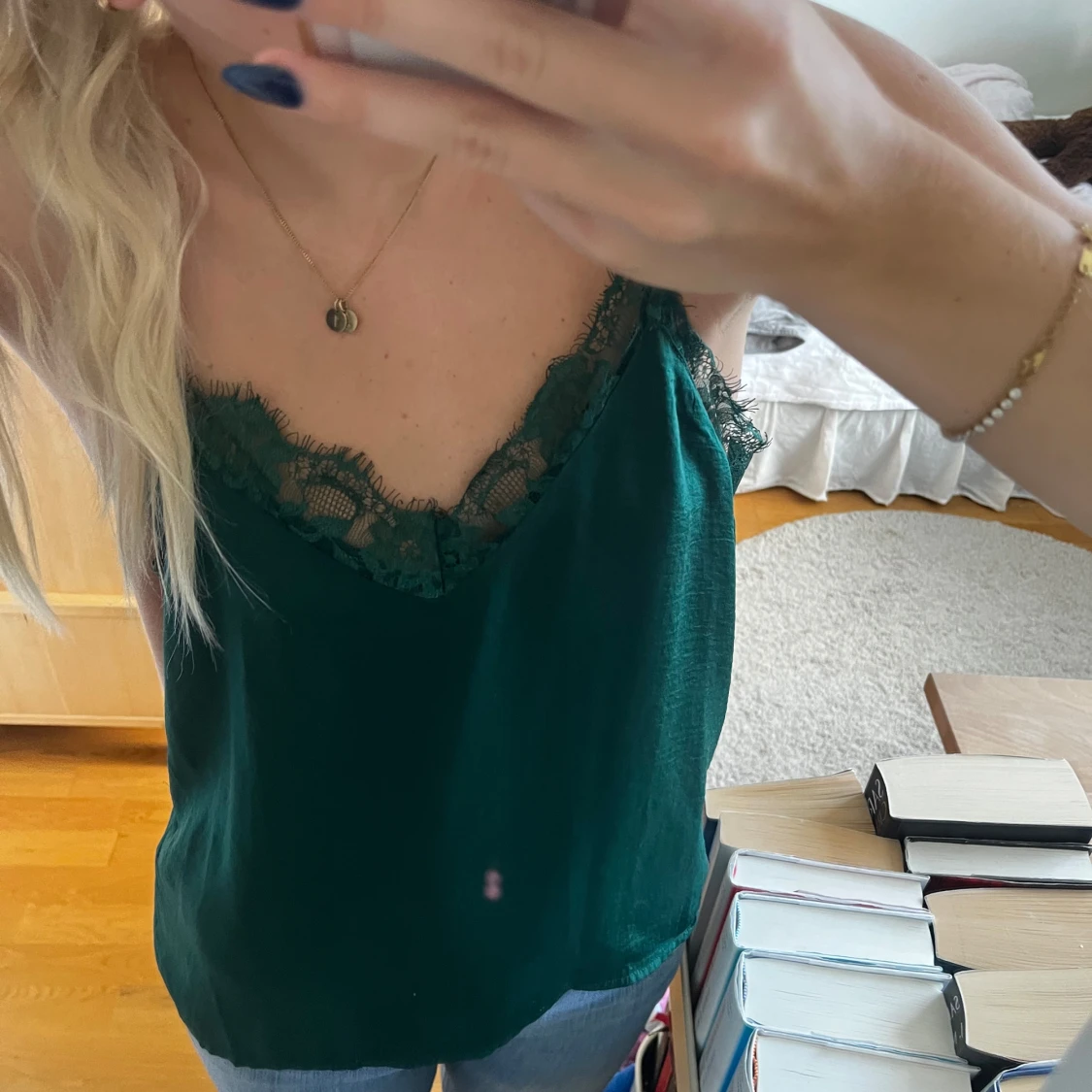 Mörkgrön linne med spetsdetaljer - 90