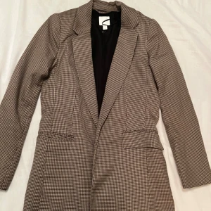 Kavaj  - Kavaj i väldigt bra skick. Längd till låren ungefär. Storlek 36 från HM