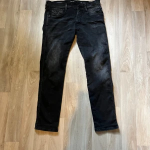 Svarta jeans från Replay - Säljer ett par svarta Replay Hyperflex Anbass jeans i storlek L30/W33. 8/10 i skick. Frågor och funderingar? Hör bara av dig.