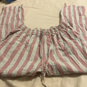  Ett par randiga linnebyxor från lager 157 -  Säljer ett par randiga linnebyxor från lager 157 i storlek S