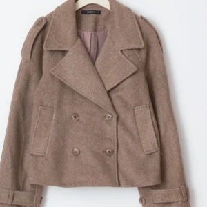 Kort kappa - INTRESSEKOLL! på denna fina kappa från gina. Kom med prisförslag! 