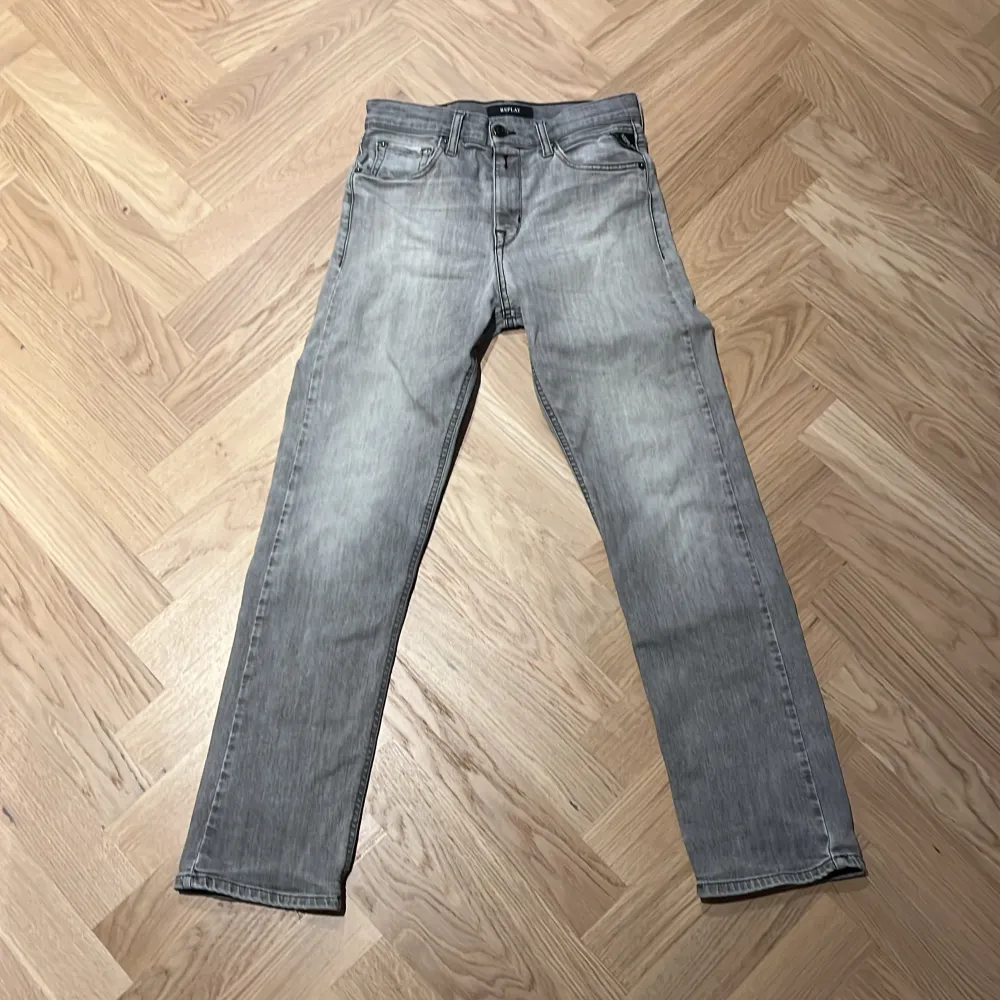 Ett par grå replay jeans med en straight fitt. Slitningar längst ner på höger ben,höger fram ficka och på bak fickorna. Storlek 14A/158cm. Jeans & Byxor.