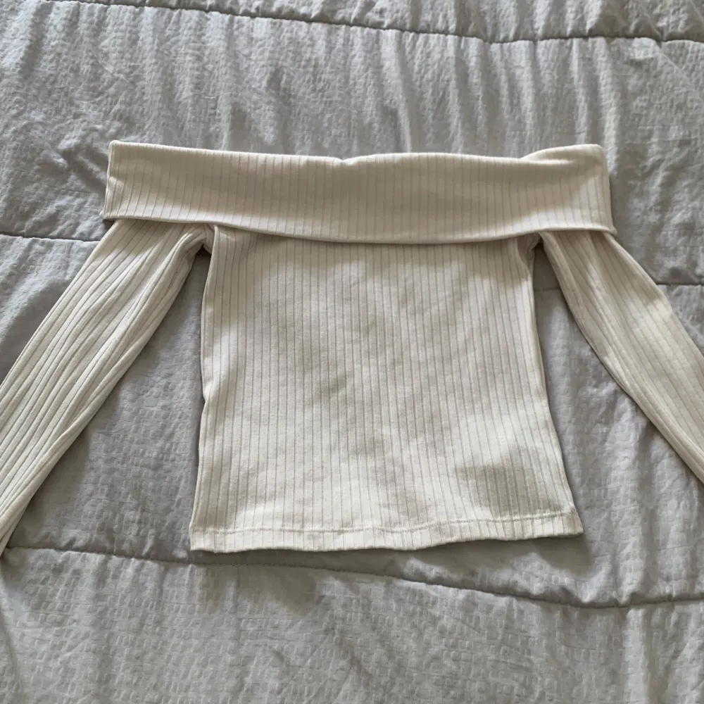 Hej, jag säljer denna jättefina of shoulder toppen från hm som jag tror inte finns längre. Använd typ ca 3 gånger❤️❤️hoppas nån är intresserad. Pris kan diskuteras . Yläosat.