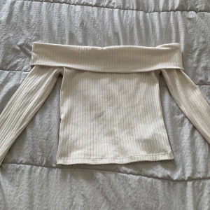 Of shoulder topp  - Hej, jag säljer denna jättefina of shoulder toppen från hm som jag tror inte finns längre. Använd typ ca 3 gånger❤️❤️hoppas nån är intresserad. Pris kan diskuteras 