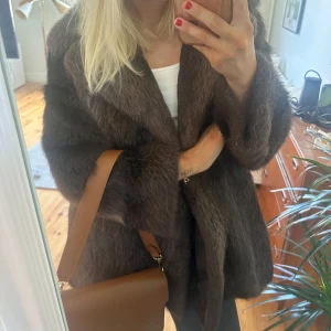 Äkta pälsjacka  - Äkta päls (inte säker på djur) som inte kommer till användning. Väldigt mjuk och glansig päls, fin passform och varm om vintern. Jag som bär den är 170 cm lång och har vanligtvis storlek S/36. 