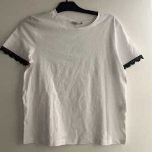T shirt  - Vit t shirt med spets på armarna 