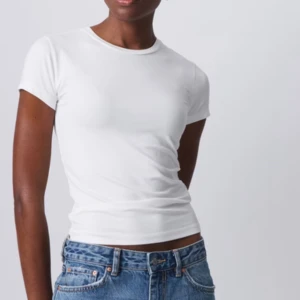 Vit kortärmad t-shirt - Säljer en tight vit soft touch t-shirt från gina tricot. Den är kortärmad och har en rund halsringning. Perfekt basplagg som passar till allt!   Den är använd några få gånger men är i väldigt bra skick!