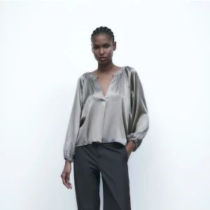 Zara blus grå - Blir missvisande på bild då den ser lila ut på min bild och är väldigt skrynklig!  Ser inte alls ut så! Blus i grått. Aldrig använd 💕  Super lyxig. Satin 