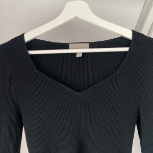 Ribbstickad tröja  - Säljer ribbstickad tröja från hm i storlek S, gott skick 🫶🏼