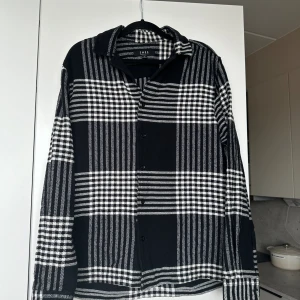 Overshirt  - Fin svart/vit overshirt, i väldigt bra skick då den använt ett fåtal gånger, inga defekter. Perfekt nu till hösten.
