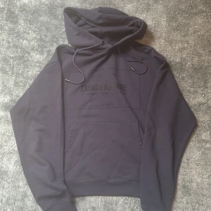 Zadig & Voltaire hoodie - Säljer en hoodie från Zadig & Voltaire ‼️nypris ca 2500kr, vårt pris endast 1299kr‼️‼️Storlek S men passar även M | koftan är även i mycket bra skick🌴