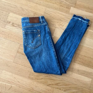 Dondup i modellen Monroe  - Jätte snygga dondup i modellen Monroe | w 29 | skick 8/10 använda fåtal gånger men köpt second hand | möts upp i Göteborg eller fraktar | skriv för mer funderingar ✅| priset är diskuterbart 🤝💰| 