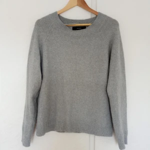 Grå stickad tröja  - Säljer en grå stickad tröja från Vero Moda i strl L, den är använd 1 gång och tvättad en gång! Den är ny! Köptes för 249kr, säljer den för 150kr + frakt!