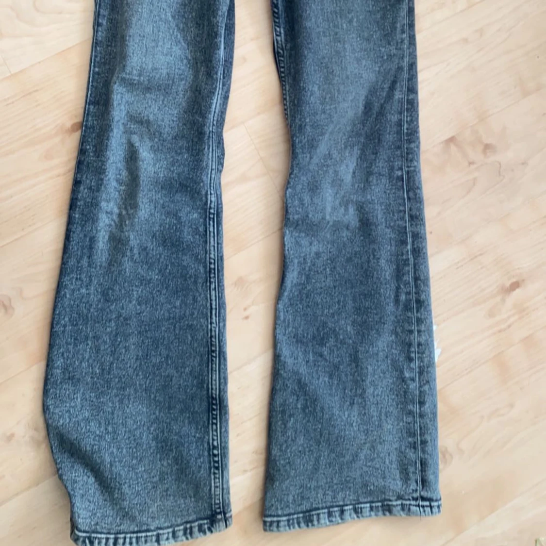 Grå bootcut jeans