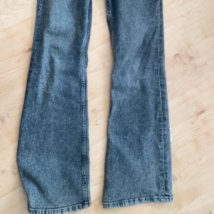 Grå bootcut jeans - Säljer mina grå bootcut jeans. Köpta hösten 2023 men andvända fåtal gånger pga storlek. Storlek 38, känns som en 36. Bra längd på mig som är 162. Köpare står för frakt. Står ej för postslarv💕