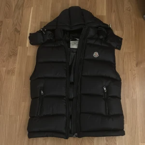 M väst  - En helt ny Moncler väst i storlek M till salu. Högsta kvalite! NFC scan funkar. Använd endast 2 gånger. Det är inget fel på västen, inga hål eller skador vill sälja eftersom jag inte använder den alls. Skriv till mig för mer info eller vid intresse  