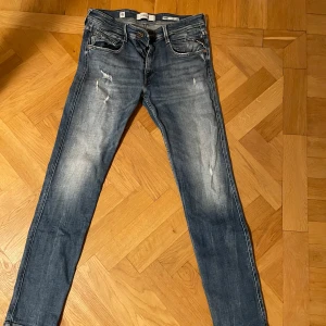 Replay Anbass - 32/32 Slim fit Replay rocco Inga defekter alls, väldigt strechiga och sköna Endast cash, möts upp
