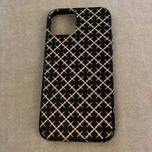 Malene Birger mobilskal  - Super fint mobil skal från malene Birger  Köpt på Zalando  Nypris 329kr  Normalt slitag, använd i 8 mån  För iPhone 12 