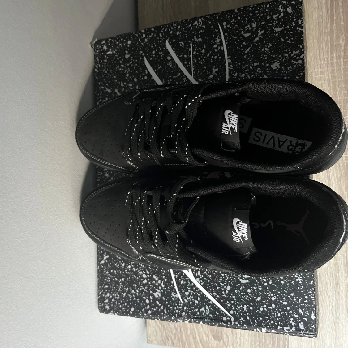 Säljer air Jordan 1 low Travis scoot black phantom - 91