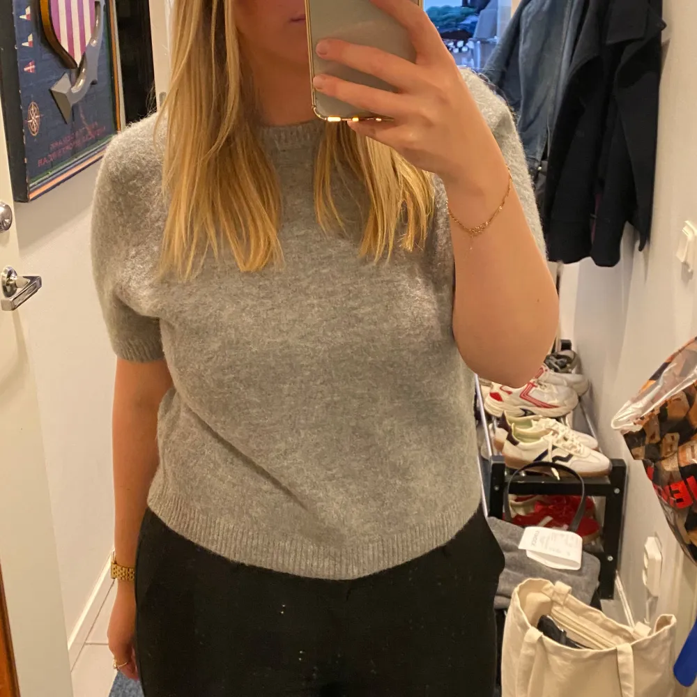 stickad t-shirt ifrån zara, passar mig som oftast bär s-m 💕. Stickat.