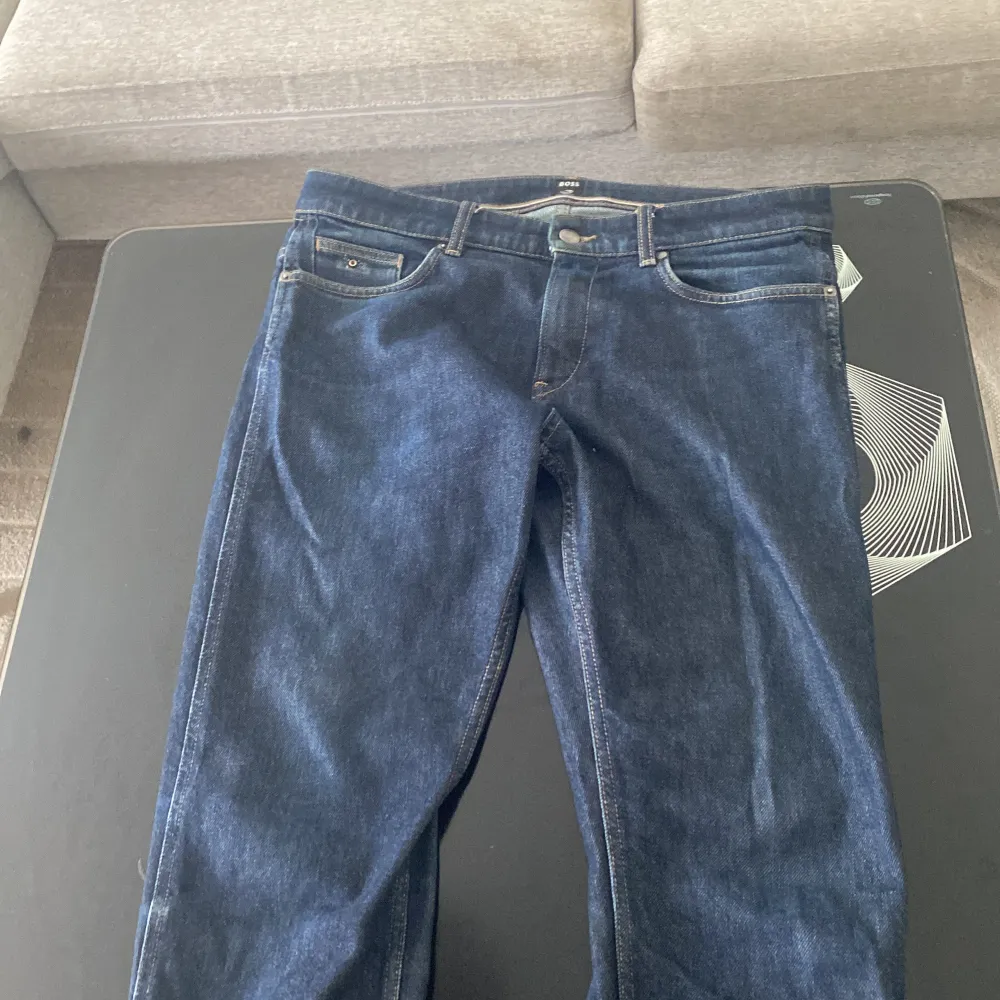 Mått 33/32, nya jeans använt dem 4 gånger väldigt snygga och passar till allt . Jeans & Byxor.