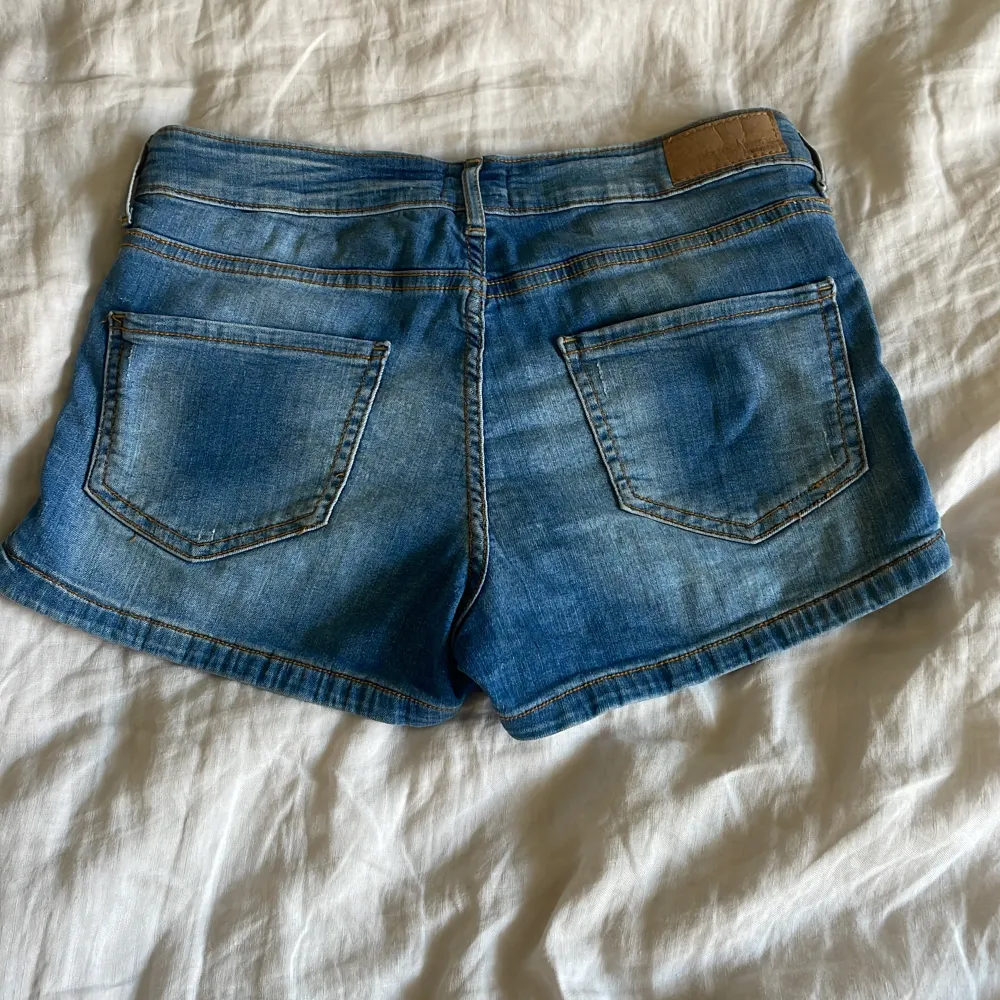 Säljer ett par snygga blå jeansshorts från Perfect Jeans i storlek 36. De har en klassisk femficksdesign med knapp och dragkedja framtill. Perfekta för sommardagar eller utflykt. De är i bra skick och redo för nya äventyr! . Shorts.