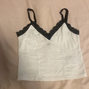 En vit topp från H&M - Säljer en fin topp från H&M i storlek xxs 