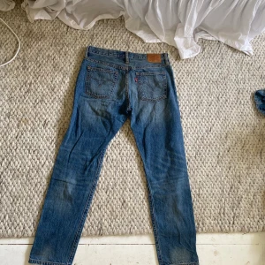 Levis 501 jeans straight  - Säljer dessa Levis 501 jeans i straight modell. Midjemått: 84cm, Inrebenlängd: 74cm. Det funkar fint att trycka på ”Köp nu”.