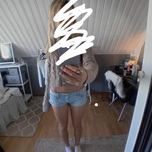 Säljer dessa low waist shorts. Dem e använda 4 gånger. Dem sitter tajt men inte för tajt. Dem e i bra skick