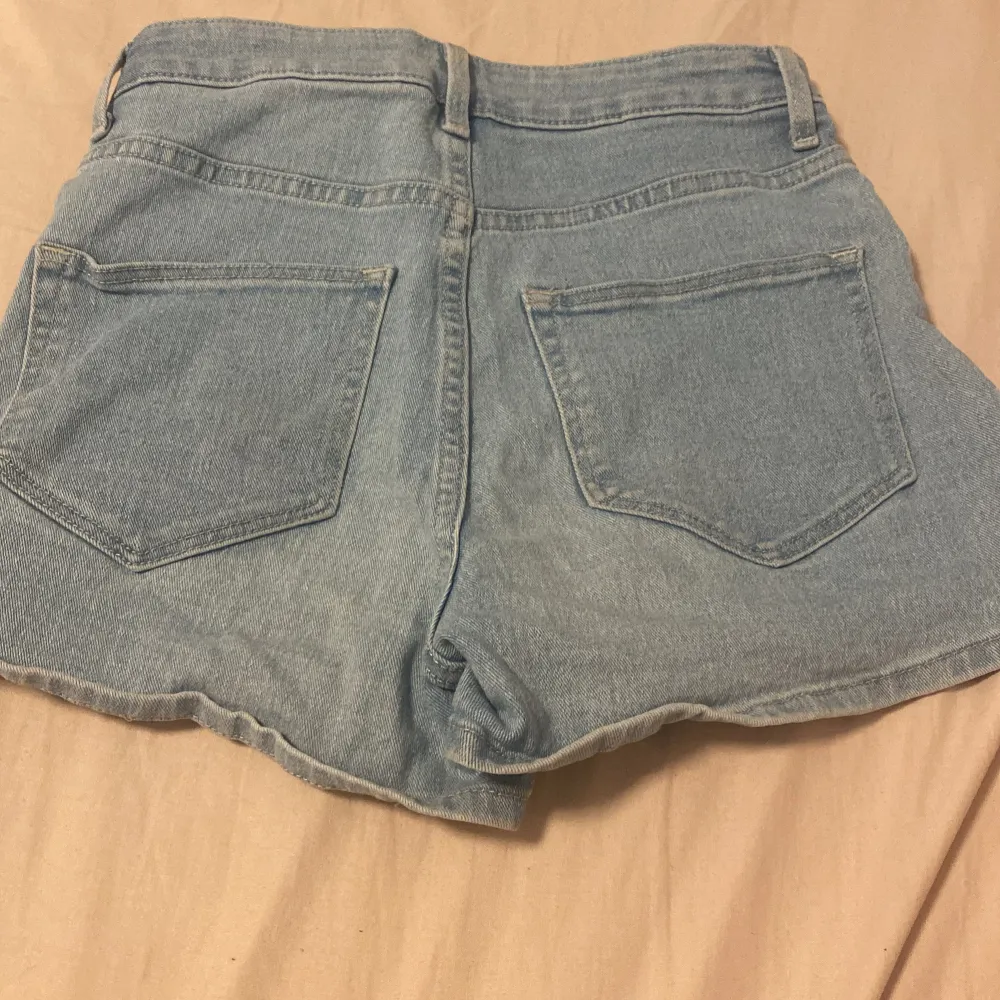  Säljer ett par ljusblå jeans shorts från H&M i storlek 32. Shorts.