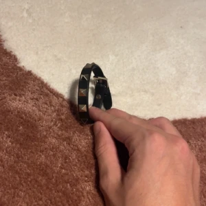 Valentino Armband - Säljer nu mitt valentino armband, kommer med dustbag, 8/10 skick bara att där man ”knyter” det så är det en liten skavank, men annars riktigt fint 