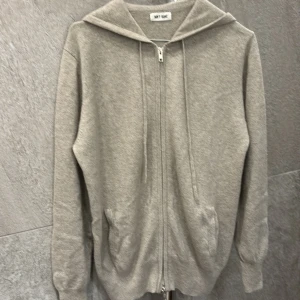 Soft goat  - Det är en soft goat zip hoodie som har en Bech färg. Soft goat hoodin är i ny shick. Har haft den i ett halv år men nästan aldrig använt den. Inge kvitto men hundra procent äkta 