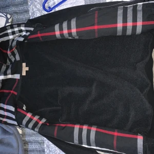 Burberry Zip Hoodie - Burberry zip hoodie storlek S men passar Xs också. Ren och felfri. Använd 2-3 gånger