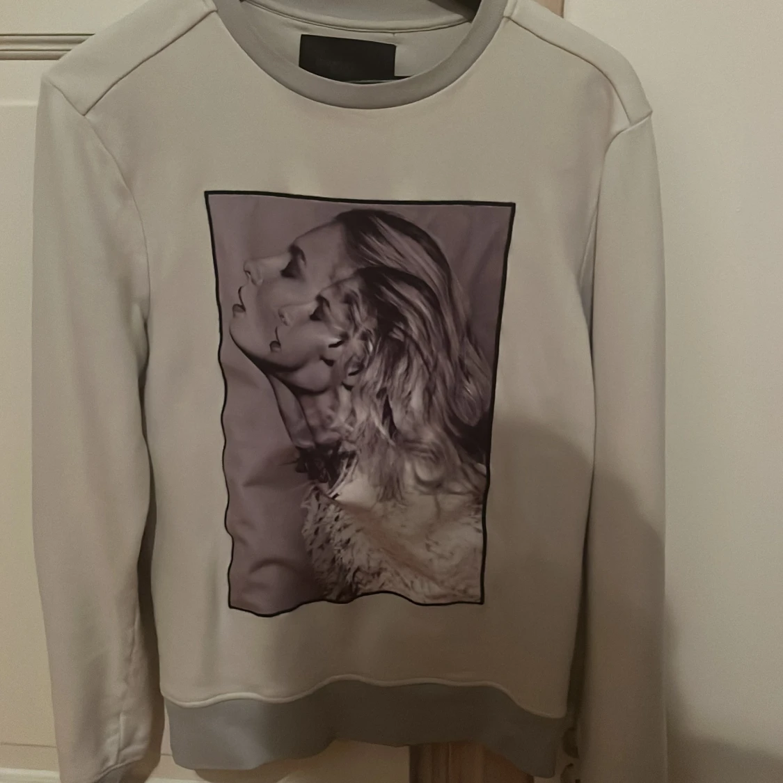 Beige tröja med fototryck från Limitato