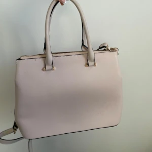 Beige/Rosa handväska - Stor rymlig handväska. Aldrig använd.