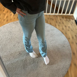 Ljusblå bootcut jeans  - Använda 1 gång, säljer då jag har ett till likadant par. Storlek S/32. Innerbenslängd: 80cm Midjemått: 30cm