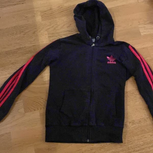 Adidas zip up - Super gullig adidas zip up med rosa ränder, tyvärr lite sliten och färgen lite urtvättat därför säljer jag billigt💕