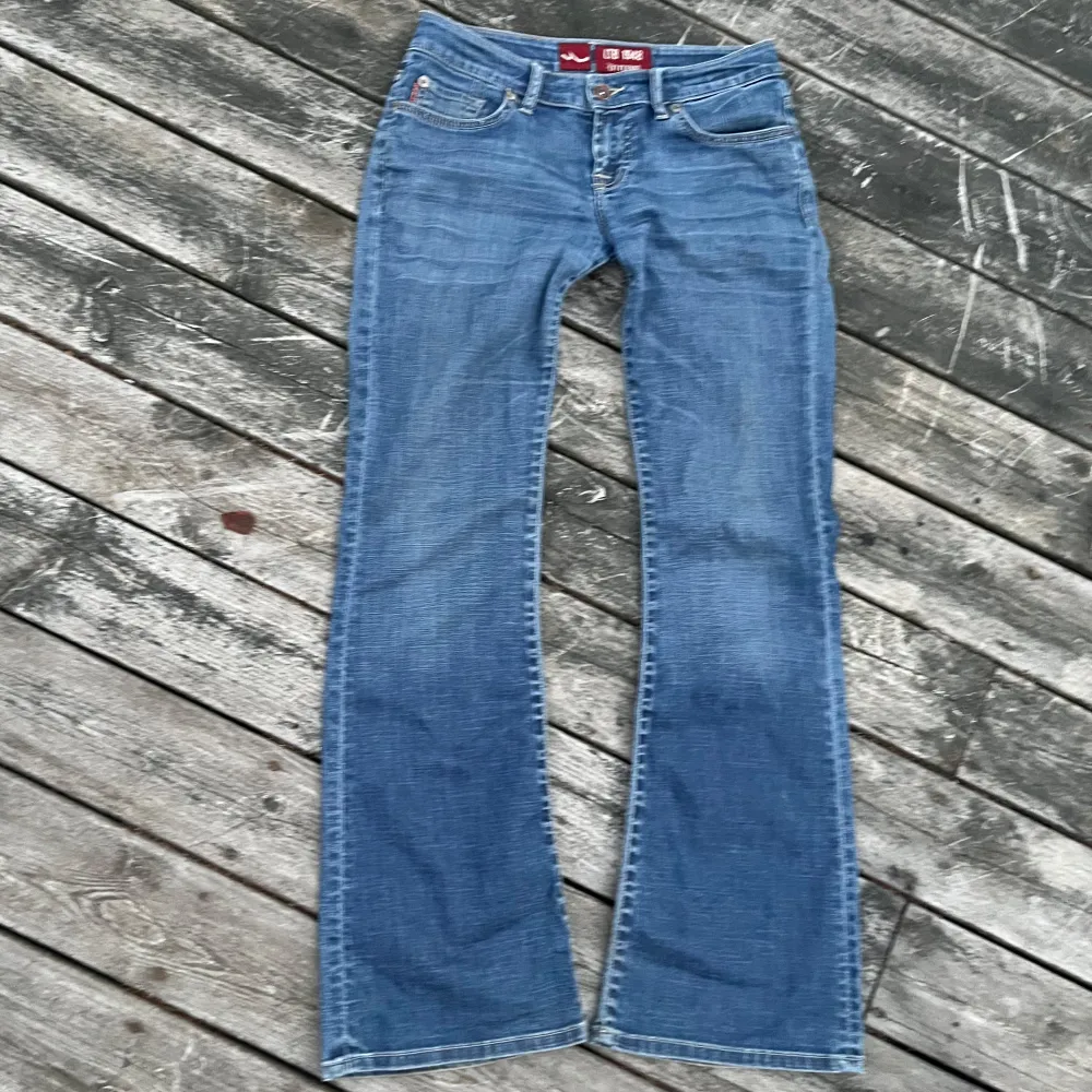 Blåa ltb jeans Lite mer utsvängda en valerie formen W:28 L:32. Jeans & Byxor.