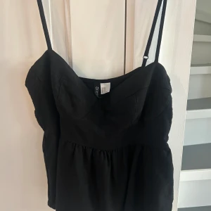 Svart topp/linne - Svart topp som bara är använd en gång och som inte har några defekter! I storlek M men passar S!❤️