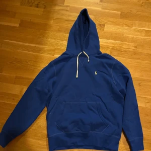 Ralph Lauren hoodie  - Helt ny blå ralph lauren hoodie. Äkta såklart och aldrig använd.  Size M
