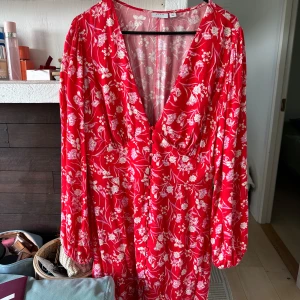 Klänning - Super söt klänning köpt från arkivet för ca 4 månader sedan, men originellt från vila! Super bra skick och bra passform!