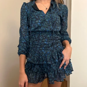 Kort klänning - Fin grön/blå mönstrad klänning från Trendyol