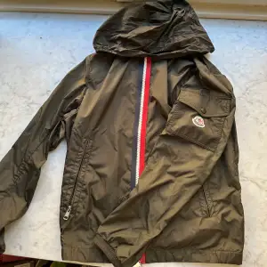 En riktigt snygg moncler jacka i fint skick! Det går att veckla in luvan om man så vill. Den har inga defekter förutom två super små hål som syns på sista bilden. Skriv om det är några frågor eller funderingar!